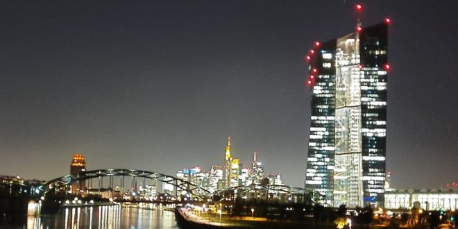 Europäische Zentralbank Frankfurt Main Skyline Nacht Lichtermeer